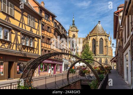 Fachwerkhäuser und das Martinsmünster in Colmar, Elsass, Frankreich | Fachwerkhäuser und St.-Martin-Kirche in Colmar, Elsass, Frankreich Stockfoto