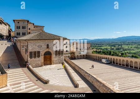 Das historische Zentrum von Assisi, Perugia, Italien, von der Basilika San Francesco d'Assisi aus gesehen Stockfoto