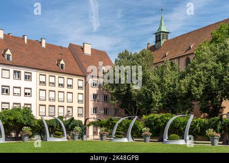 Der Platz Place de la Montagne Verte mit der Kirche Saint-Matthieu in Colmar, Elsass, Frankreich | Place de la Montagne Verte Platz mit Église Sai Stockfoto