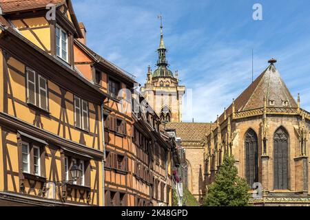 Fachwerkhäuser und das Martinsmünster in Colmar, Elsass, Frankreich | Fachwerkhäuser und St.-Martin-Kirche in Colmar, Elsass, Frankreich Stockfoto