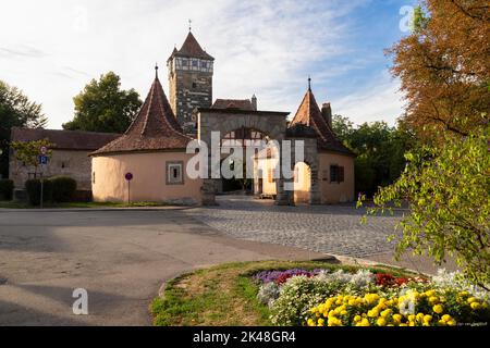 Gate Rödertor in der mittelalterlichen Stadt Rothenburg ob der Tauber in Bayern. Stockfoto