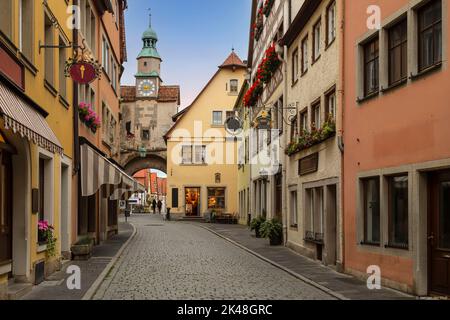 Roder Arch, erbaut um das Jahr 1200 als Teil der ersten Stadtmauer in der Stadt Rothenburg ob der Tauber, Bayern. Stockfoto