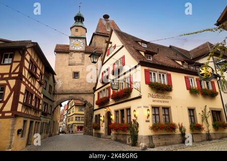 Roder Arch und Markus Turm, erbaut um das Jahr 1200 als Teil der ersten Stadtmauer in der Stadt Rothenburg ob der Tauber, Bayern. Stockfoto