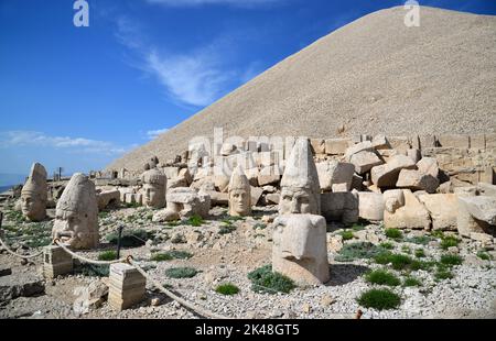 Die antike Stadt Nemrut ist eine Gegend, in der sich antike Tempel und Statuen in Adiyaman, Türkei, befinden. Stockfoto