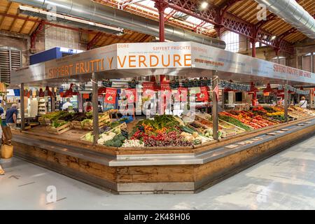 Stand mit Obst und Gemüse im Innenraum der Markthalle in Colmar, Elsass, Frankreich | Stand mit Obst und Gemüse in der Markthalle Stockfoto