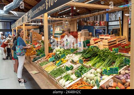 Stand mit Gemüse im Innenraum der Markthalle in Colmar, Elsass, Frankreich | Stand mit Gemüse in der Markthalle in Colmar, Elsass, Frankreich Stockfoto