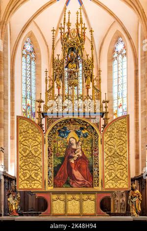 Madonna im Rosenhag von Martin Schongauer im Innenraum der Dominikanerkirche in Colmar, Elsass, Frankreich | Martin Schongauers Meisterwerk La Vierg Stockfoto