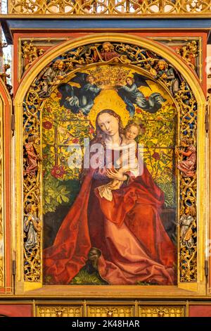 Madonna im Rosenhag von Martin Schongauer im Innenraum der Dominikanerkirche in Colmar, Elsass, Frankreich | Martin Schongauers Meisterwerk La Vierg Stockfoto