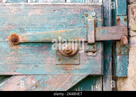 Eine alte viktorianische Türverriegelung in einem ummauerten Garten Stockfoto