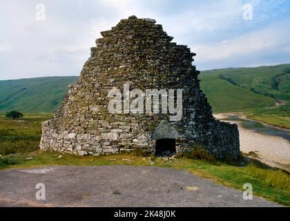 Betrachten Sie W of Dun Dornaigil Eisenzeit Broch über dem Strathmore River S von Loch Hope, Sutherland, Schottland, Großbritannien, mit dem dreieckigen Eingangstürtel. Stockfoto