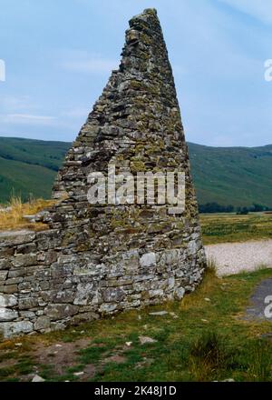 Ansicht N von Dun Dornaigil Eisenzeit Broch über dem Strathmore River S von Loch Hope, Sutherland, Schottland, UK, zeigt die nach hinten abfallende Wand (Teig) Stockfoto