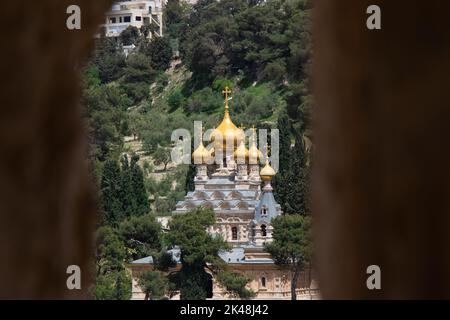 Kloster Maria Magdalena auf dem Ölberg. Natürliche Rahmenfotografie der Kirche St. Mary Magdalena. Jerusalem - Israel Stockfoto