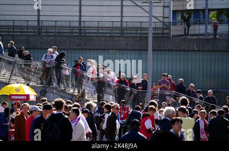 Arsenal-Fans vor dem Premier League-Spiel im Emirates Stadium in London. Bilddatum: Samstag, 1. Oktober 2022. Stockfoto