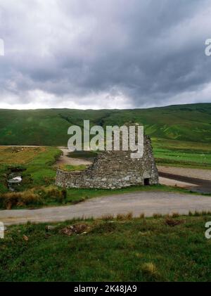 Sehen Sie WNW von Dun Dornaigil Eisenzeit Broch über dem Strathmore River S von Loch Hope, Sutherland, Schottland, Großbritannien, mit dem dreieckigen Eingangstürtel. Stockfoto