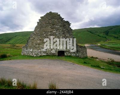 Betrachten Sie W of Dun Dornaigil Eisenzeit Broch über dem Strathmore River S von Loch Hope, Sutherland, Schottland, Großbritannien, mit dem dreieckigen Eingangstürtel. Stockfoto