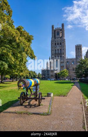 Erbeutete russische Kanonen aus dem Krimkrieg auf Cathedral Green vor der westlichen Erhebung der Ely Cathedral in Ely, Cambridgeshire, England, Großbritannien Stockfoto