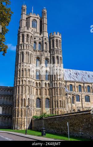 Westturm der Ely Cathedral, von der Straße aus gesehen, die Galerie in Ely, Cambridgeshire, England, Großbritannien Stockfoto