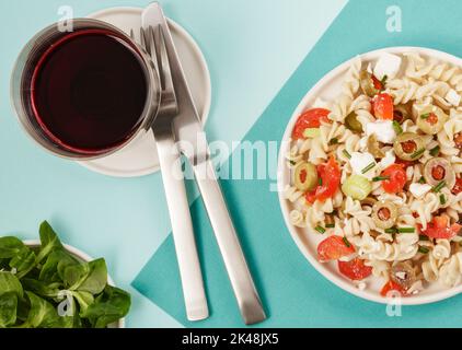 Frischer gemischter Salat mit Dinkel-Pastaspiralen Stockfoto