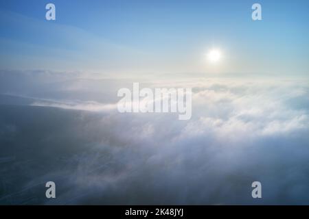 Luftaufnahme weiße Wolken am Himmel. Blick von der Drohne auf die Wolkenlandschaft. Tiefblaue Farben. Stockfoto