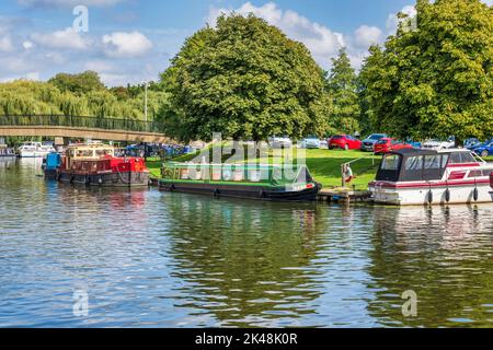 Boote, die am Fluss Great Ouse in Ely, Cambridgeshire, England, Großbritannien, festgemacht sind Stockfoto