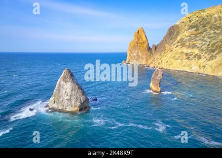 Luftaufnahme von Wellen und Meeresfelsen. Natürliche Szene. Stockfoto