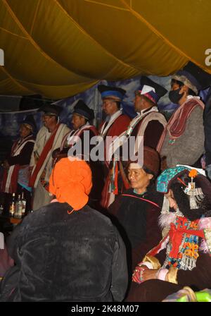 Padum, Zanskar, Kargil - District, Ladakh, Indien - 07 19 2022: In Zanskar Hochzeitsleute und eine Ladakhi Braut mit ihrer traditionellen Kleidung und türkisfarbenen perak Kopfschmuck Stockfoto