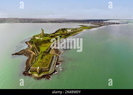 Frankreich. Normandie. 502 / 5 000 Résultats de traduction Manche (50) Blick auf den Vauban-Turm und die Halbinsel Saint Vaast-la-Hougue, Küstenbeobachter Stockfoto