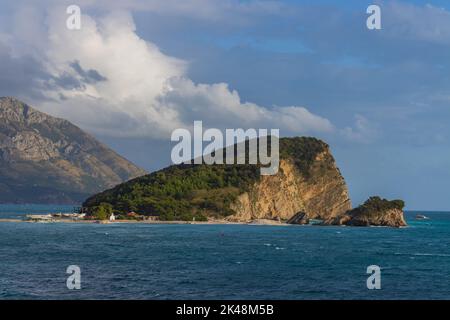 Schöne Aussicht auf die Insel Sveti Nikola in Budva, Montenegro Stockfoto