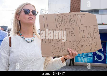 Southend on Sea, Essex, Großbritannien. 1. Oktober 2022. Im ganzen Land finden Proteste statt, um die Lebenshaltungskosten, die Bezahlung der Arbeiter und die Solidarität mit den Streikenden hervorzuheben. In Southend schlossen sich die Streikenden auf der Streiklinie der CWU vor dem Sortierbüro Short Street Royal Mail mit den Eisenbahnstreikern von ASLEF und RMT zusammen, bevor sie sich den Demonstranten in der High Street anschließen. Weibchen mit Plakat, das besagt, ich habe nicht die Energie Stockfoto