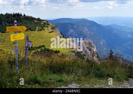 Österreich, Rax Berg in Niederösterreich, Wegweiser mit Zeiten zu verschiedenen Zielen Stockfoto