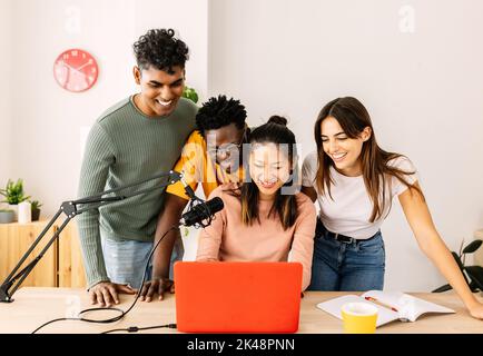 Glückliche junge Studenten Freunde arbeiten Aufnahme Radio Podcast im Home Office Stockfoto