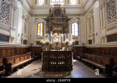 Siena, Italien - August 17 2022: Innenansicht der Synagoge von Siena mit der Plattform Bimah oder Tebah Dais Stockfoto