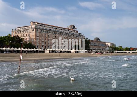 Venedig, Italien - August 18 2022: Hotel Excelsior am Strand Lido di Venezia im Sommer. Stockfoto