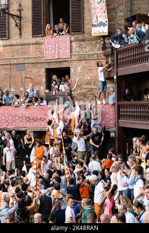 Siena, Toskana, Italien - 17 2022. August: Palio Victory-Festa mit Mitgliedern der Leocorno Contrada, die das Drappellone Trophy Banner erhalten. Stockfoto