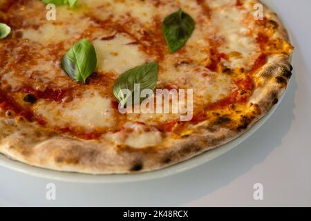 Pizza Margherita mit Basilikum Fior di Latte und Tomate, im Verace Pizza Napoletana-Stil Stockfoto