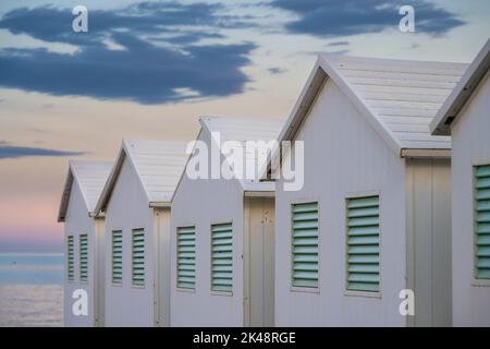 Weiße Strandhütten am Lido di Venezia in Venedig, Italien bei Abenddämmerung Stockfoto