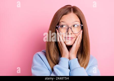 Nahaufnahme Foto von jungen ziemlich niedlich nette nette Dame tragen neue Brillen Touch Wangen verträumt aussehen leeren Raum bieten gesinnt isoliert auf rosa Farbe Stockfoto