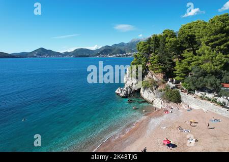 Sveti Stefan, Monetenegro. Drohnenansicht. Stockfoto