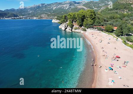 Sveti Stefan, Monetenegro. Drohnenansicht. Stockfoto