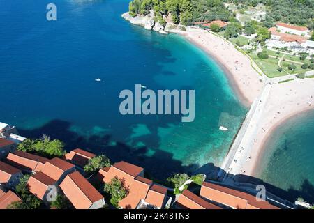 Sveti Stefan, Monetenegro. Drohnenansicht. Stockfoto