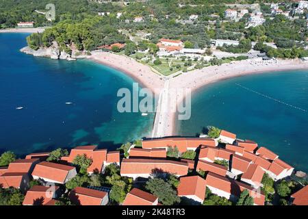 Sveti Stefan, Monetenegro. Drohnenansicht. Stockfoto