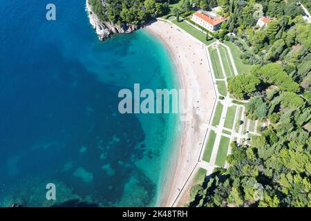 Sveti Stefan, Monetenegro. Drohnenansicht. Stockfoto