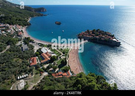 Sveti Stefan, Monetenegro. Drohnenansicht. Stockfoto