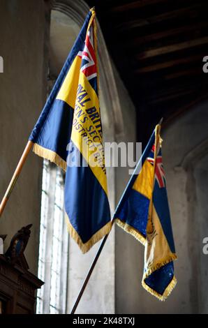 britische Legionenfahnen hängen in St. nicholks Kirche blakeney im Norden norfolks in england Stockfoto