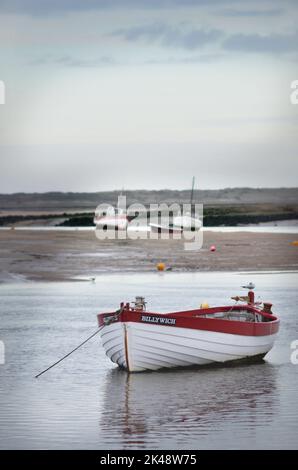 Boote bei Halbtide Morston Quay Norden Norfok england Stockfoto