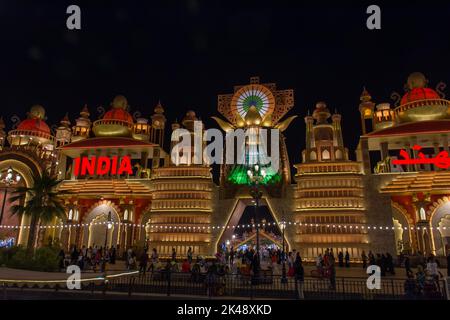 Dubai, Dubai, VAE - 3.27.2018 Global Village India Market bei Nacht in Dubai, Vereinigte Arabische Emirate. Stockfoto