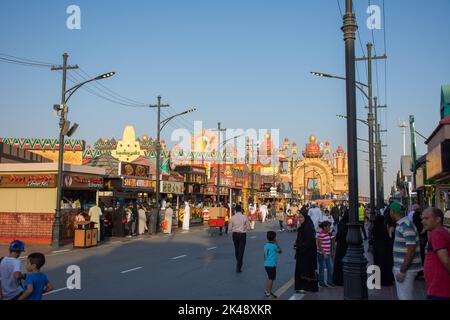 Dubai, Dubai, VAE - 3.27.2018 Food Street of Restaurants auf dem Global Village Market in Dubai, Vereinigte Arabische Emirate. Stockfoto