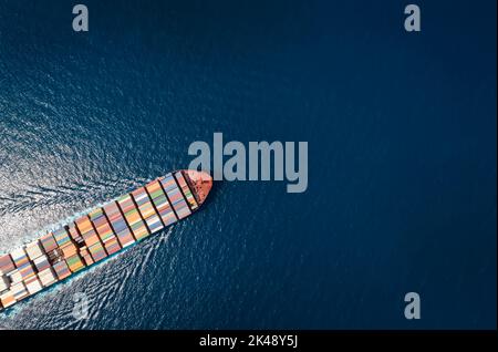 Hohe Luftaufnahme eines großen Containerschiffes von oben nach unten Stockfoto