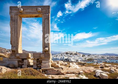 Das berühmte Tor der Insel Naxos, so genanntes Portara aus dem Tempel von Apollon Stockfoto