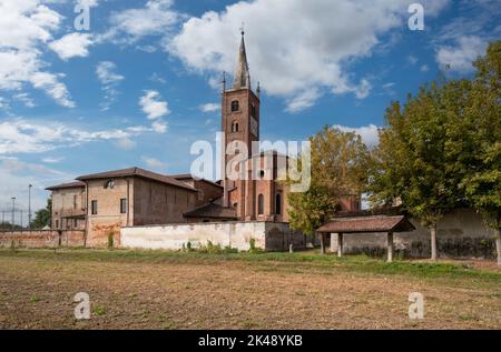 Villafranca Piemonte, Turin, Piemont, Italien - 23. September 2022: Die Pfarrei Santi Maria Maddalena e Stefano mit der Kirche und der neugotischen Be Stockfoto